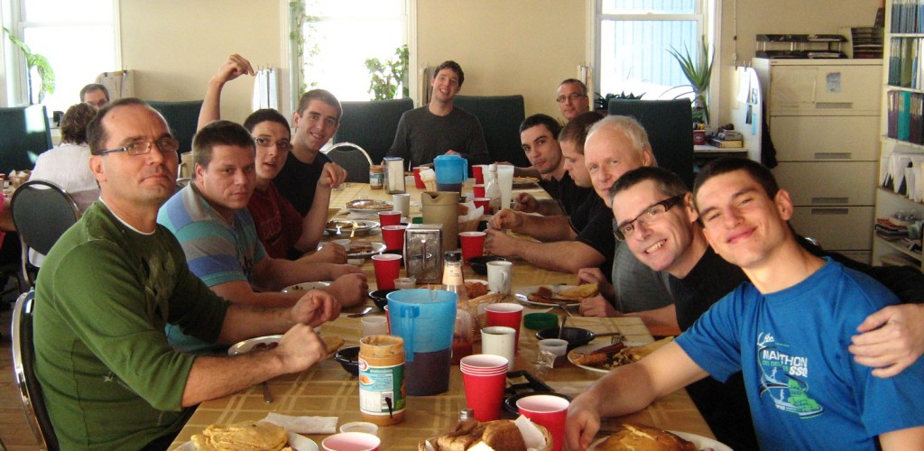 Un groupe d'étudiants au repas.